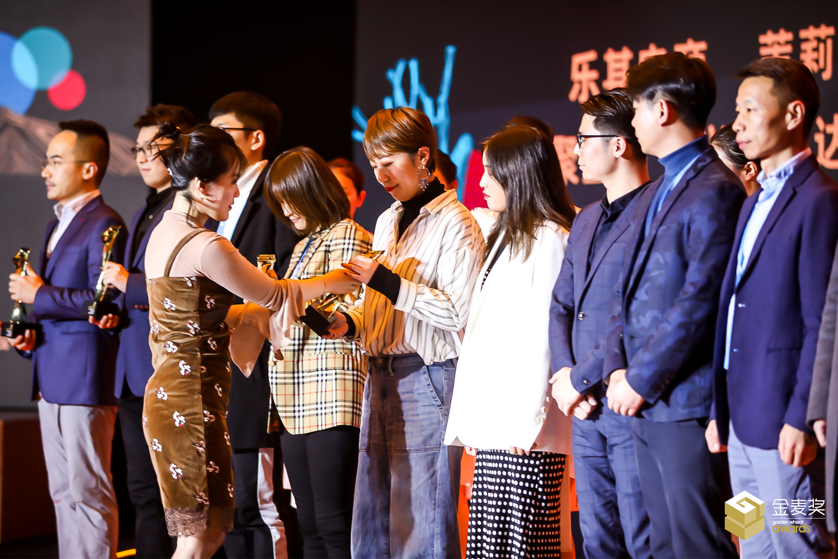 嘉賓為金麥獎最佳營銷服務獎獲獎機構(gòu)代表頒獎