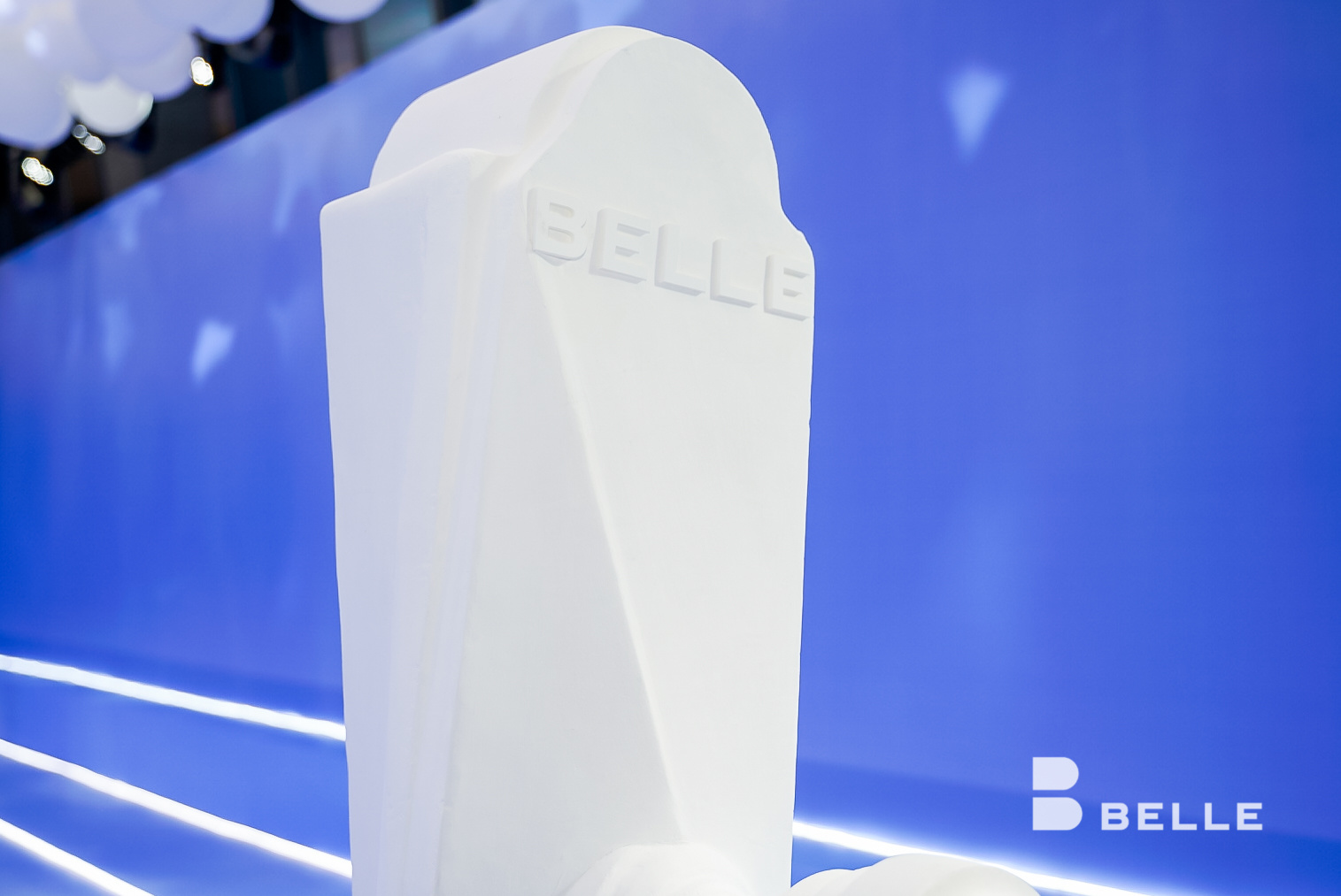 醒目的百麗logo道具