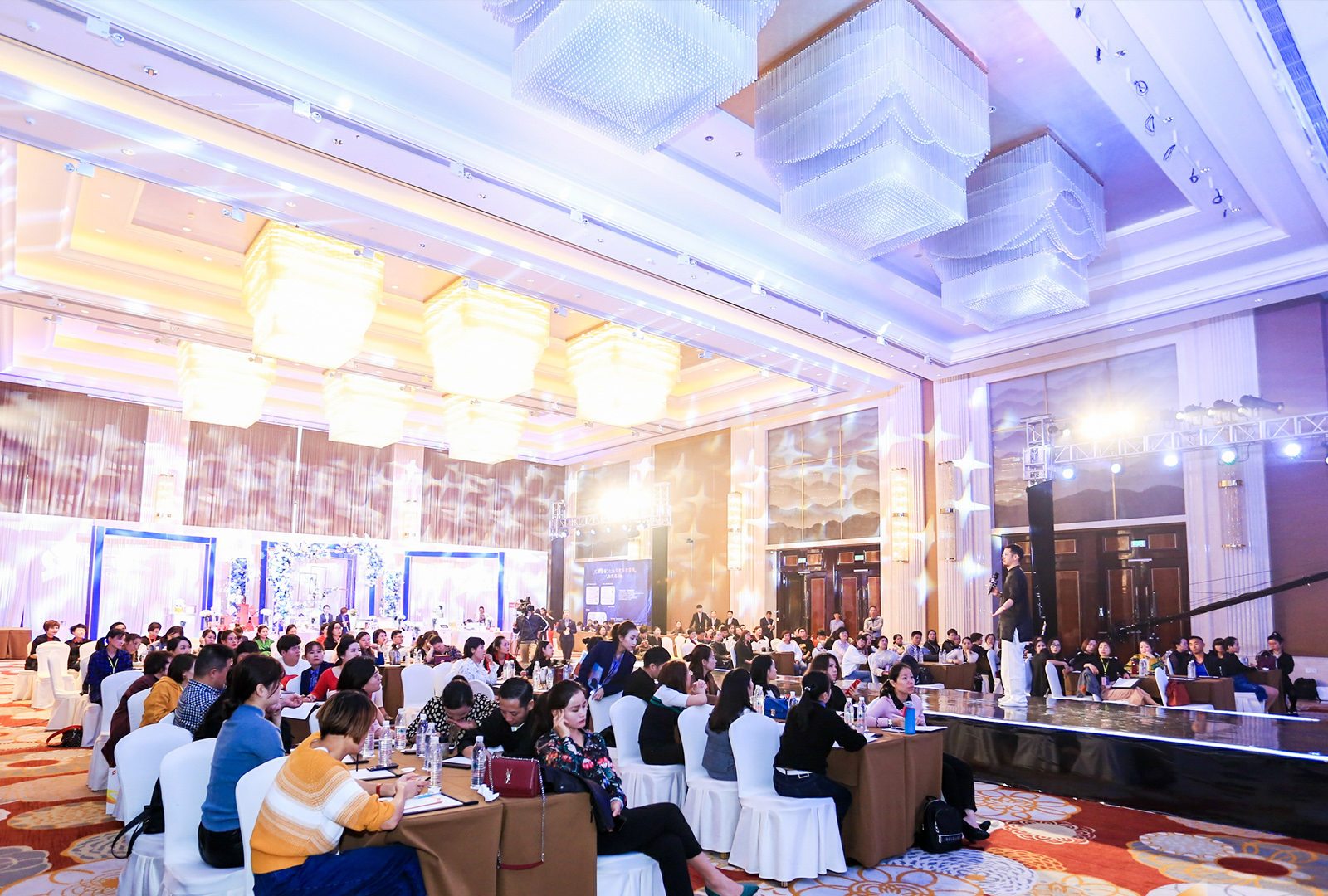 品牌公司答謝盛典活動(dòng)現(xiàn)場(chǎng)