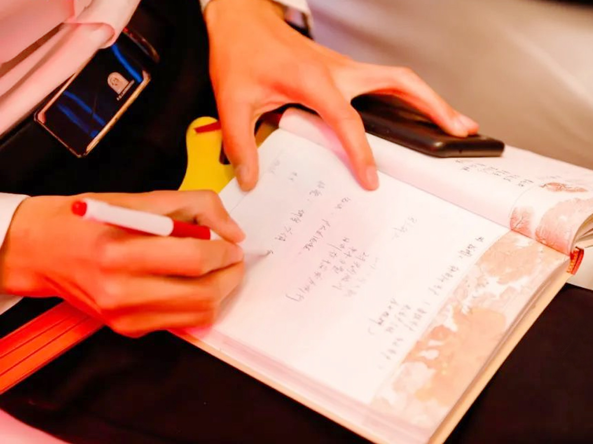 公司年中總結(jié)會參會人員特寫