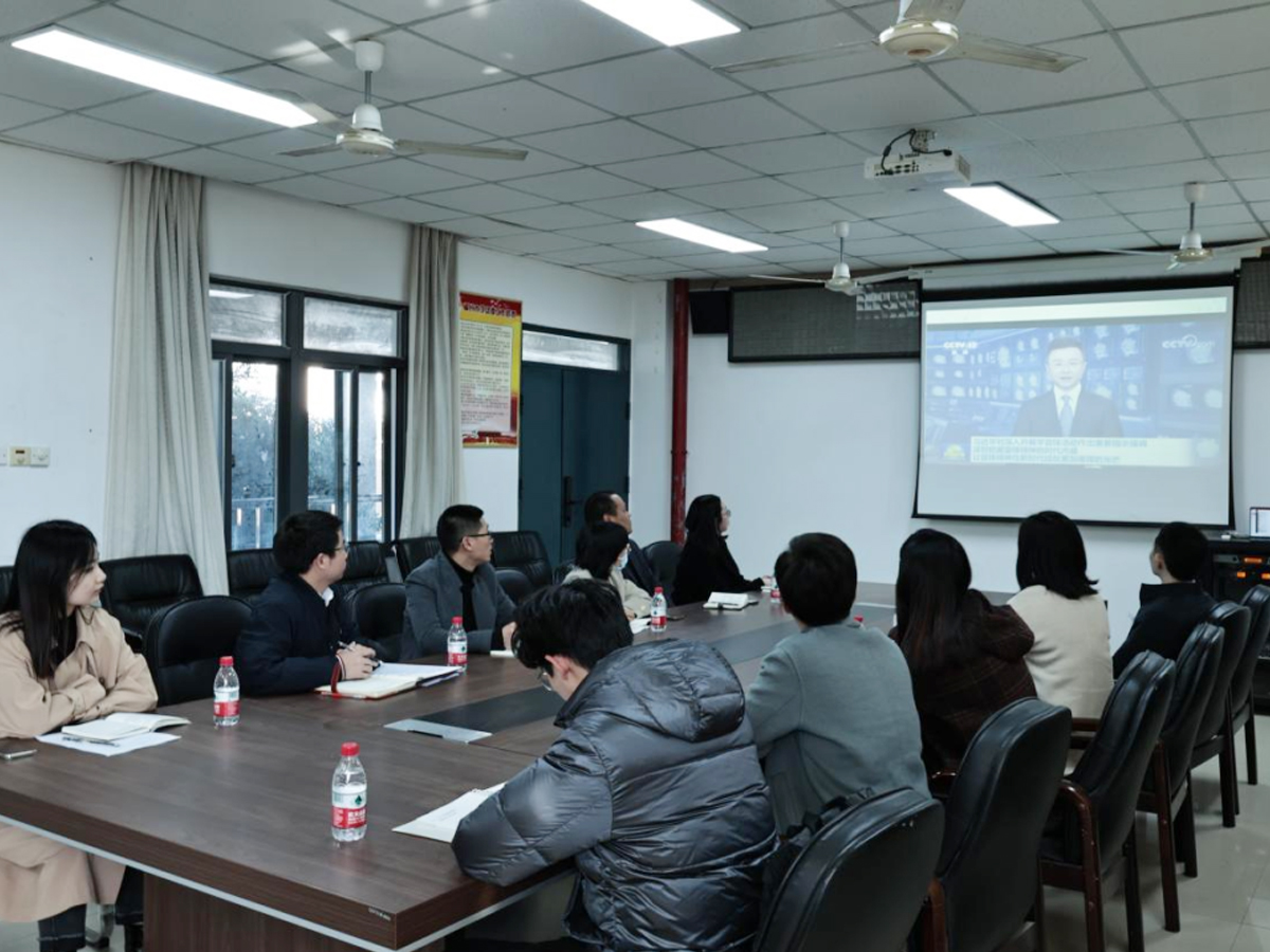 校團(tuán)委召開常委會學(xué)習(xí)習(xí)近平總書記對深入開展學(xué)雷鋒活動的重要指示精神