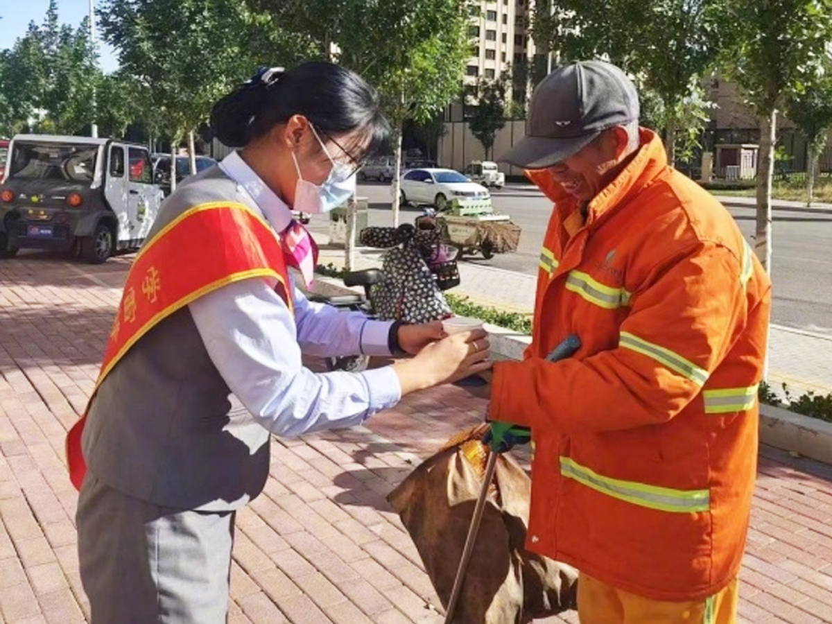 冬季送溫暖活動(dòng)——為環(huán)衛(wèi)工人送熱水