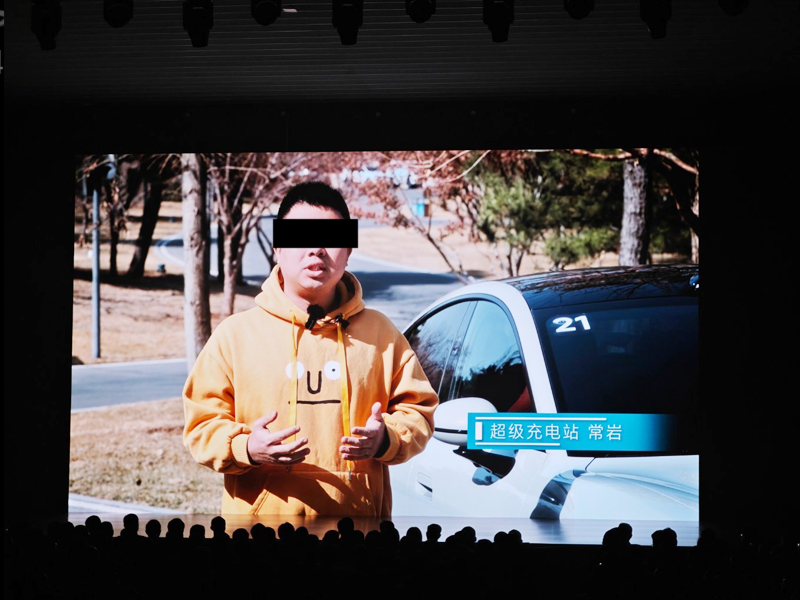 小米SU7汽車發(fā)布會現(xiàn)場創(chuàng)意視頻加入了眾多汽車自媒體博主點評畫面